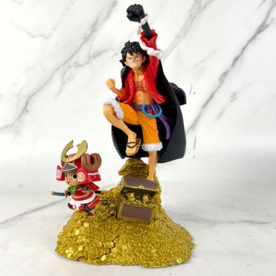 Аниме фигурка Луффи "Ван Пис" прыжок вверх на горе золота и Чоппер (17 см.)