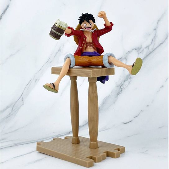 Аниме фигурка Луффи сидит на подставке "Ван Пис"