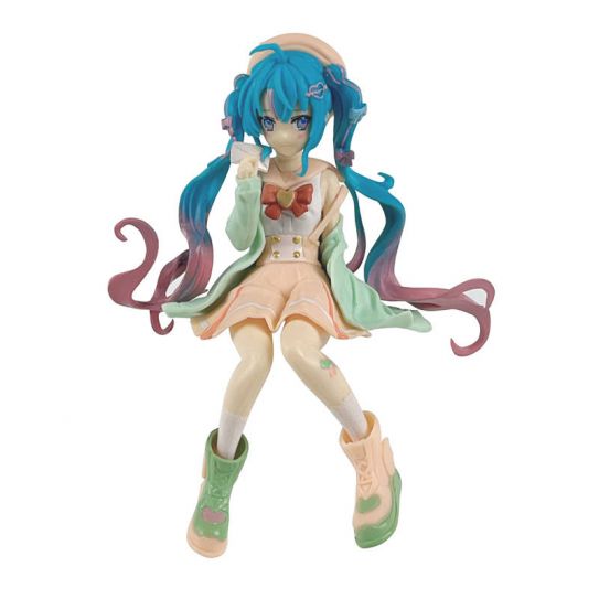 Аниме фигурка Мику Хатсуне сидит с письмом