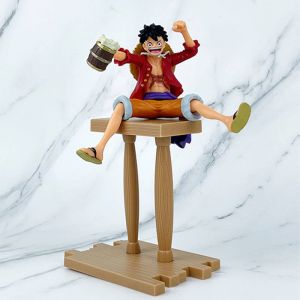 Аниме фигурка Ван Пис Луффи сидит на подставке (цветная коробка)