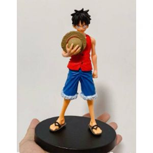 Аниме фигурка Ван Пис Луффи прижал шляпу к груди (цветная коробка)